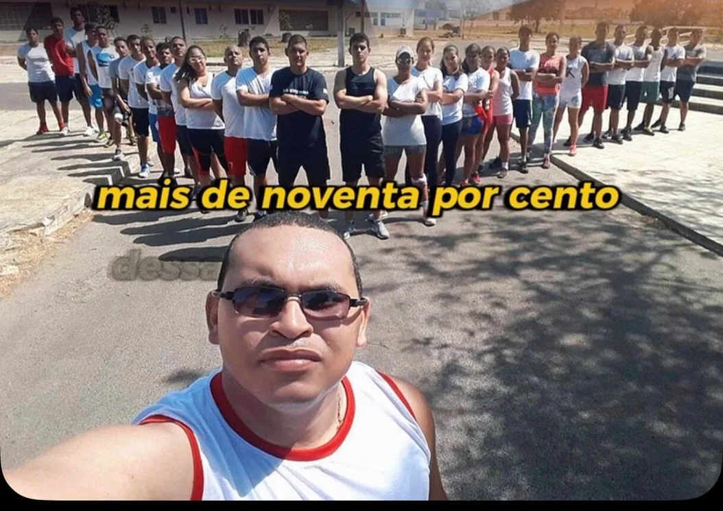 Turma em treinamento fisico para concurso militar