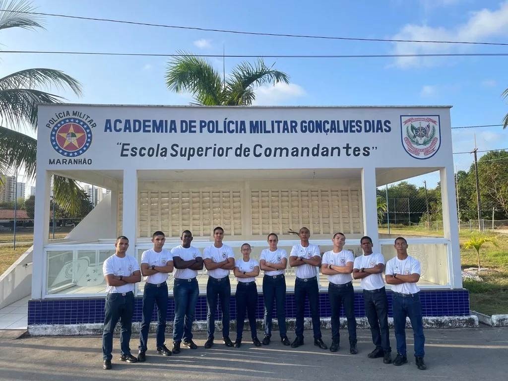 Aprovados em frente a academia da Policia Militar