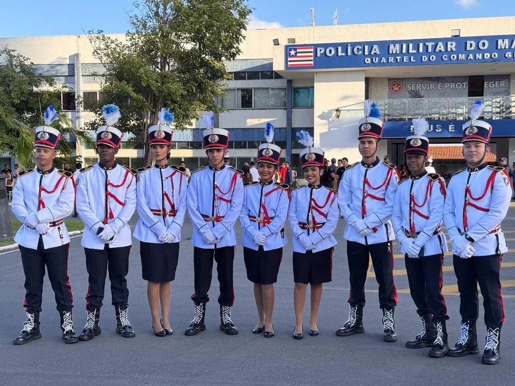 Aprovados fardados em frente ao quartel da Policia Militar