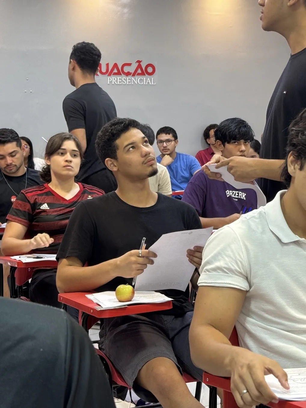 Aluno recebendo acompanhamento em sala presencial do Curso Equacao
