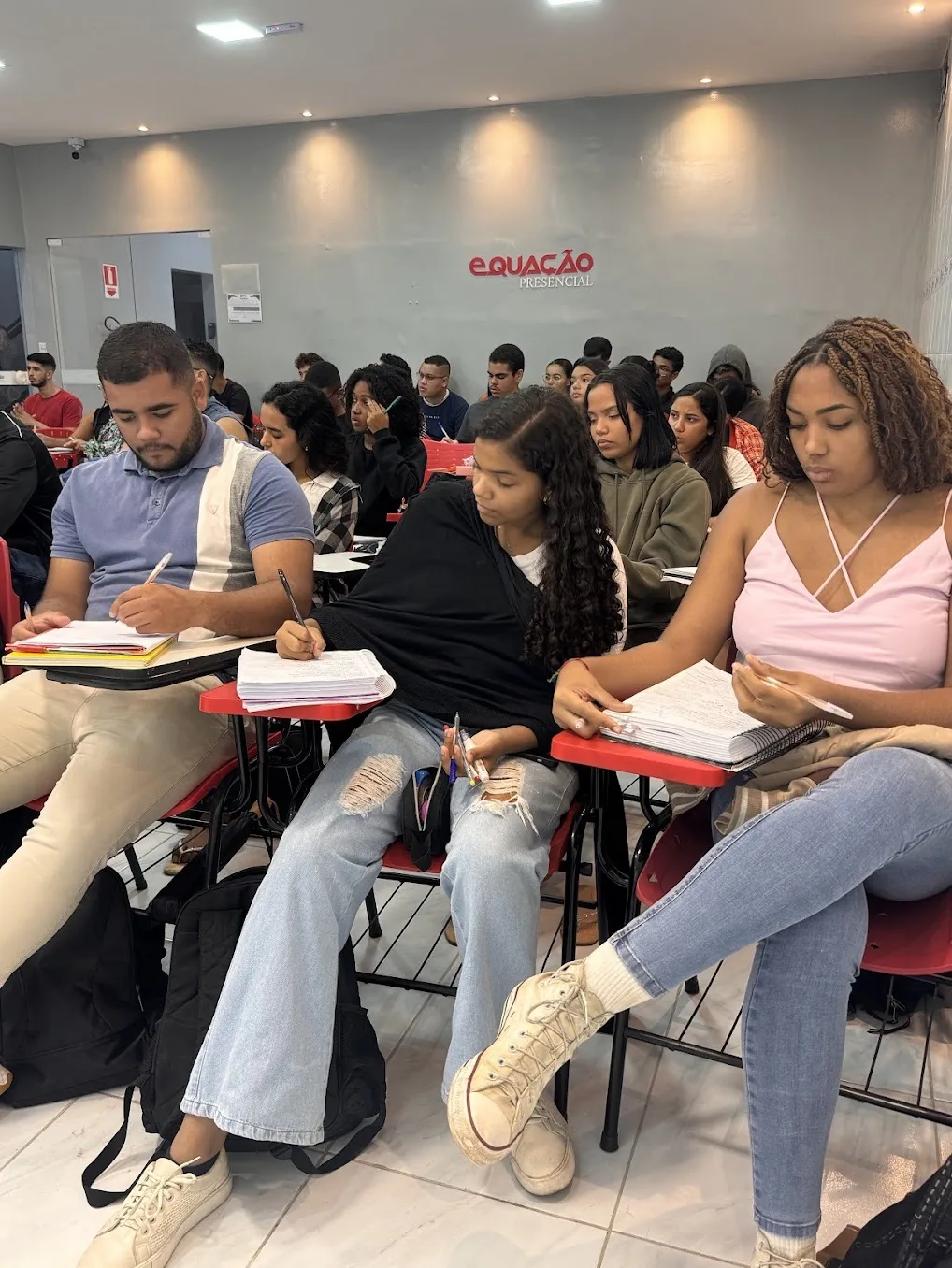 Alunos estudando em sala presencial do Curso Equacao