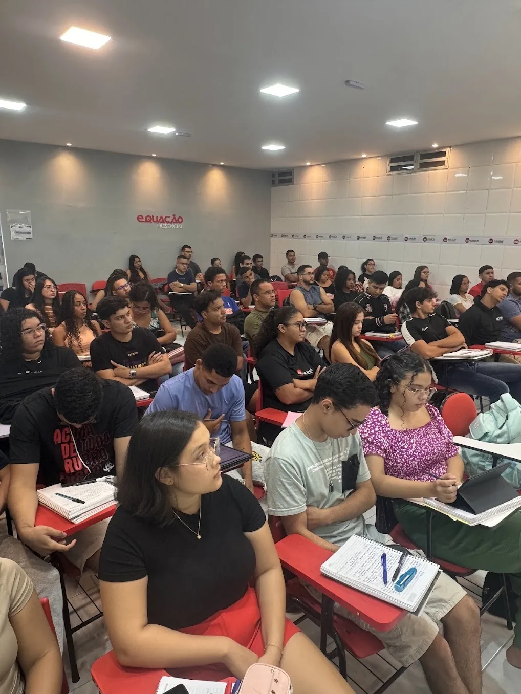 Alunos em sala de aula presencial do Curso Equacao