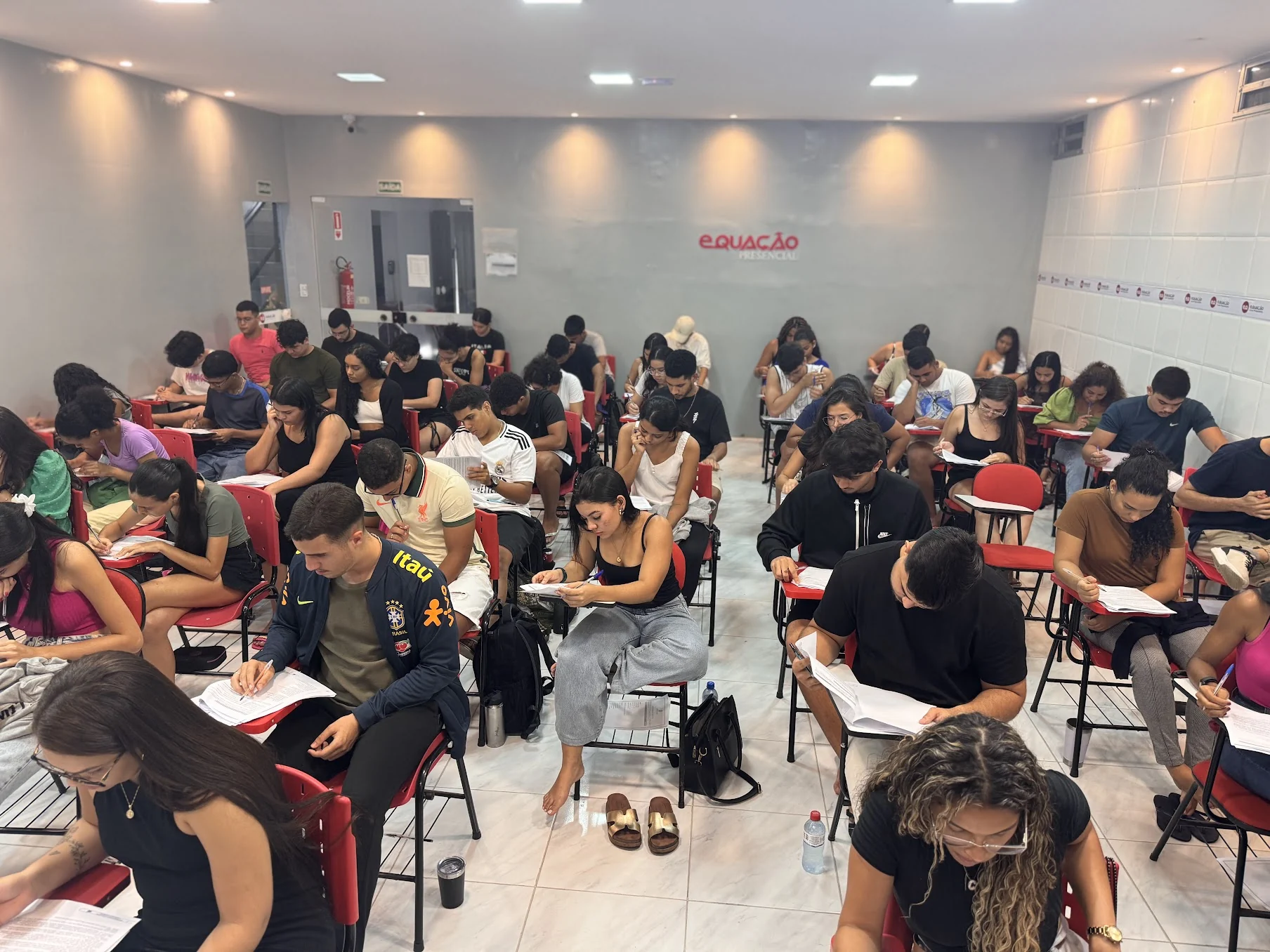Alunos fazendo simulado presencial em sala do Curso Equacao
